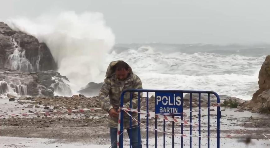 Bartın’da fırtına ve sağanak alarmı Dalgalar 14 metreye ulaştı, 15 saatte 27 ihbar geldi