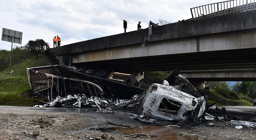 Anadolu Otoyolunda korkunç kaza TIR 15 metreden düşüp küle döndü