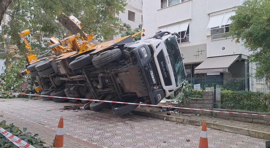 Kadıköyde devrilen vinç 11 katlı binaya çarptı
