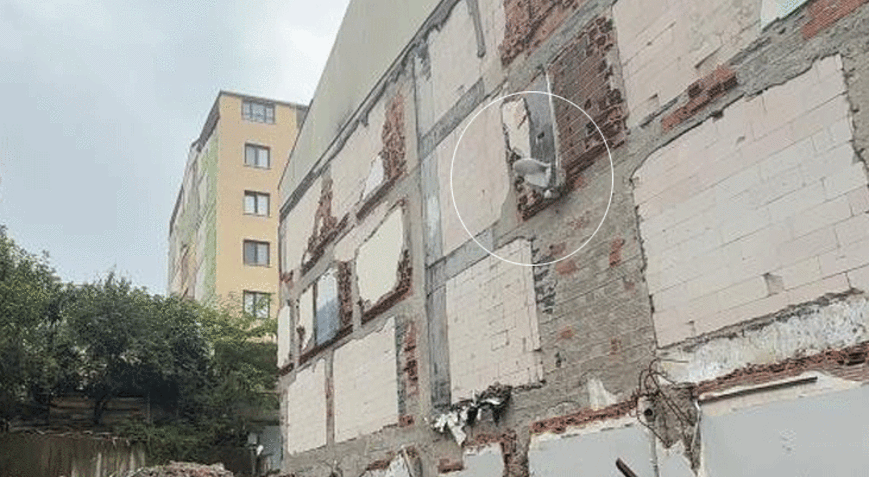 İstanbulda sıradışı görüntü Binayı yıktı, klozete dokunmadı