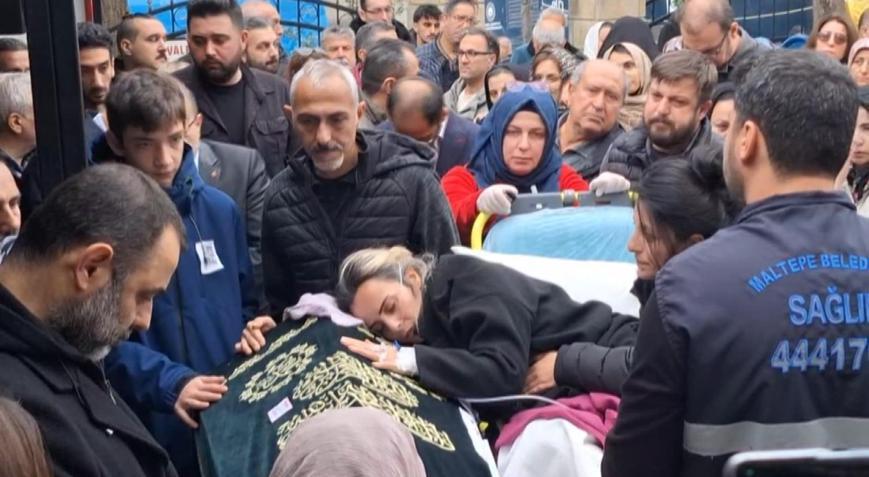 Maltepe’de çöken binada hayatını kaybeden 5 yaşındaki Gülcenin cenazesinde yürek yakan anlar Annesi sedyeyle getirildi
