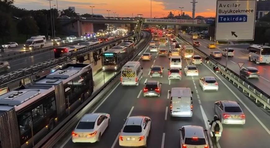İstanbulda akşam trafiği yüzde 76ya ulaştı