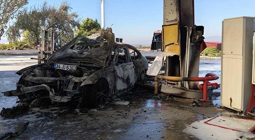 İzmirde feci kaza Akaryakıt pompasına çarpan otomobil alev aldı