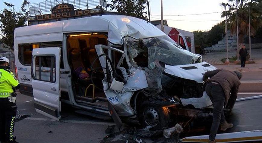 Arnavutköyde servis minibüsü kamyona çarptı Yaralılar var