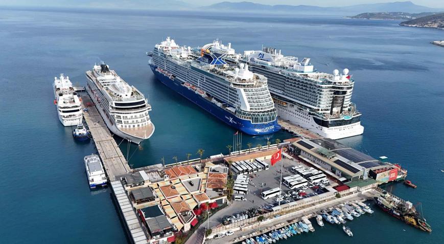 Kuşadasına 4 kruvaziyerle 8 bin 767 turist geldi
