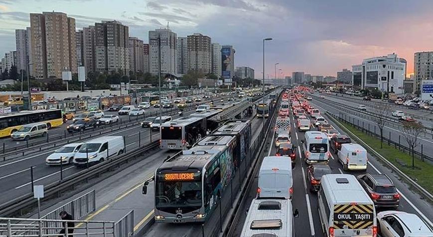 İstanbulda harita kırmızıya döndü Trafik yoğunluğu yüzde 83e ulaştı