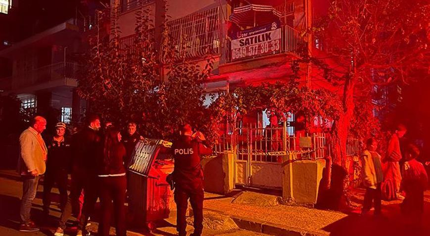 Mersinde zemini çöken bina tahliye edildi Yağmur suları toprağı boşalttı