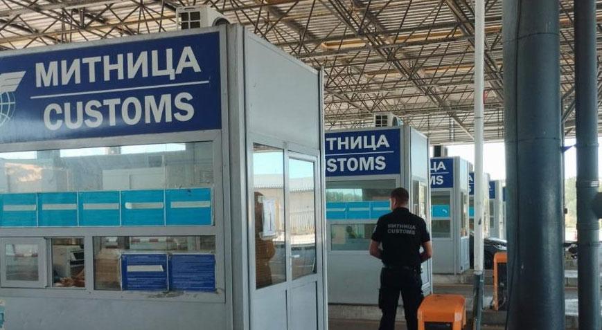 Sınırda şok yakalama Ceketinin içine binlerce euro saklamış