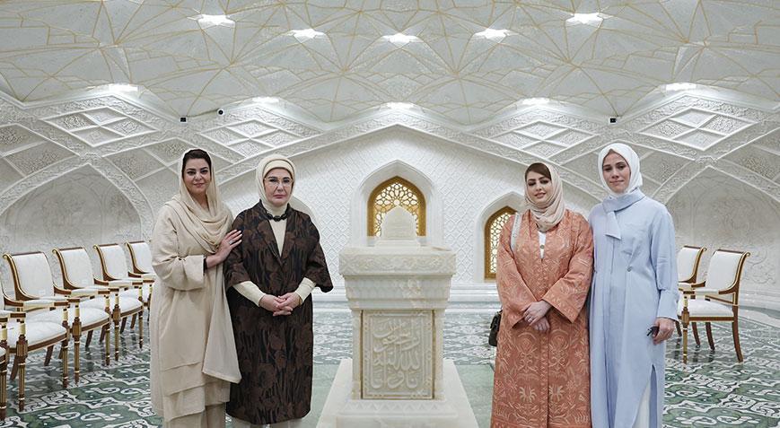 Emine Erdoğan İmam Buhari Türbesini ziyaret etti