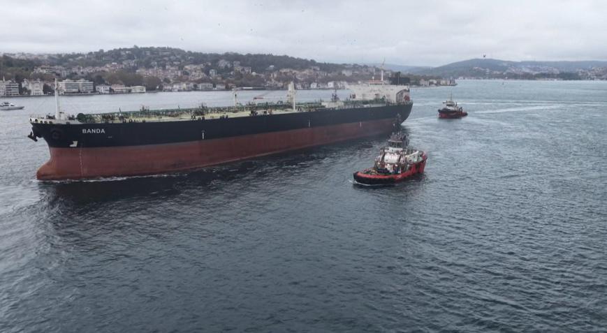 Sarıyer açıklarında karaya oturan 238 metrelik BANDA İstanbul Boğazından geçirildi
