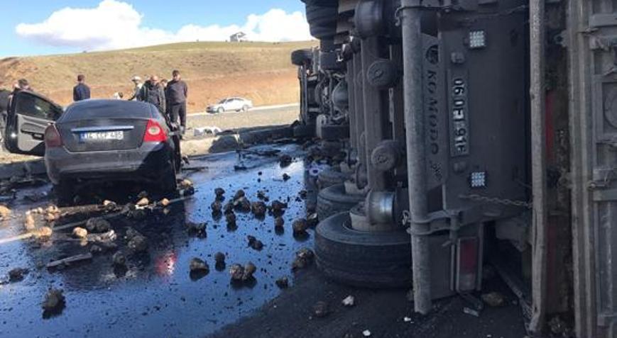 Ağrıda feci kaza Pancar yüklü TIRın altında kalan otomobilde 4 kişi hayatını kaybetti