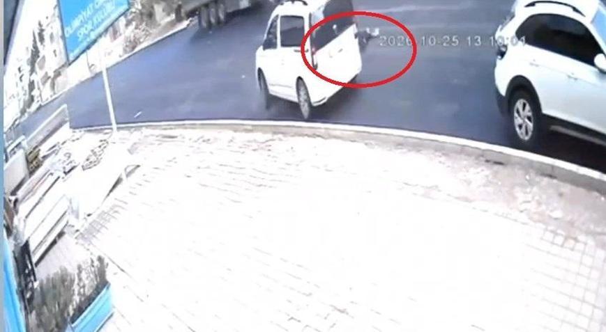 Mardinde otomobil önce araca sonra çocuğa çarptı Korkunç kaza kamerada