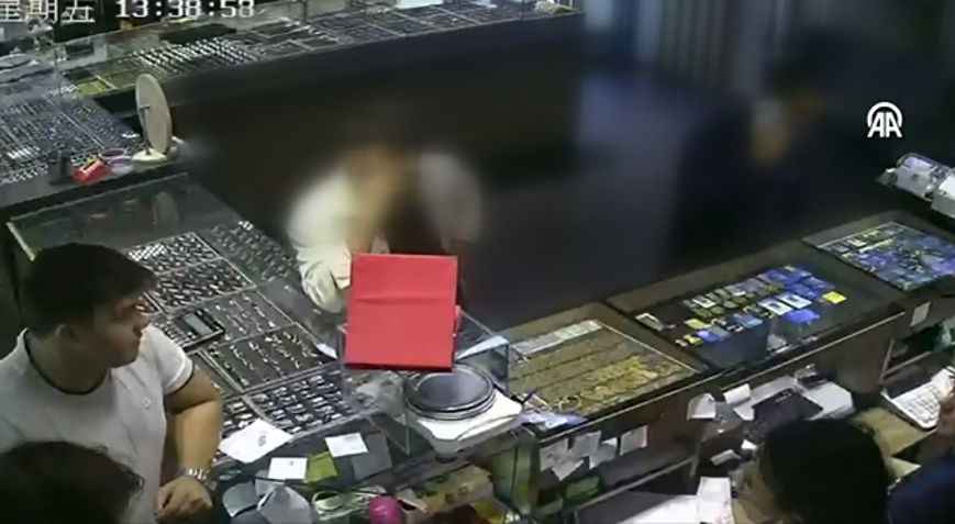 Sakaryada kuyumculara sahte altın sattılar O anlar kamerada, 2 şüpheli tutuklandı