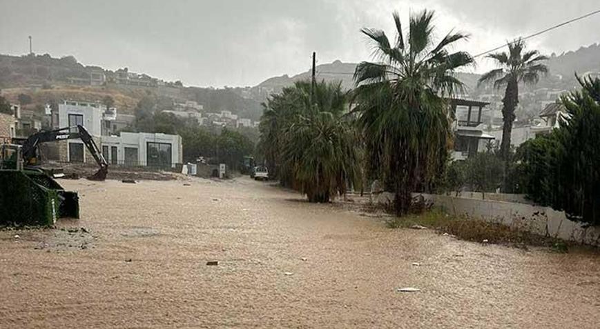 Bodrumda sağanak: Yollar göle döndü, iş yerlerini su bastı