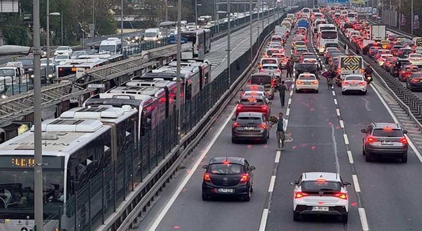 İstanbulda akşam saatlerinde derbi trafiği Ana arterlerde trafik durma noktasında