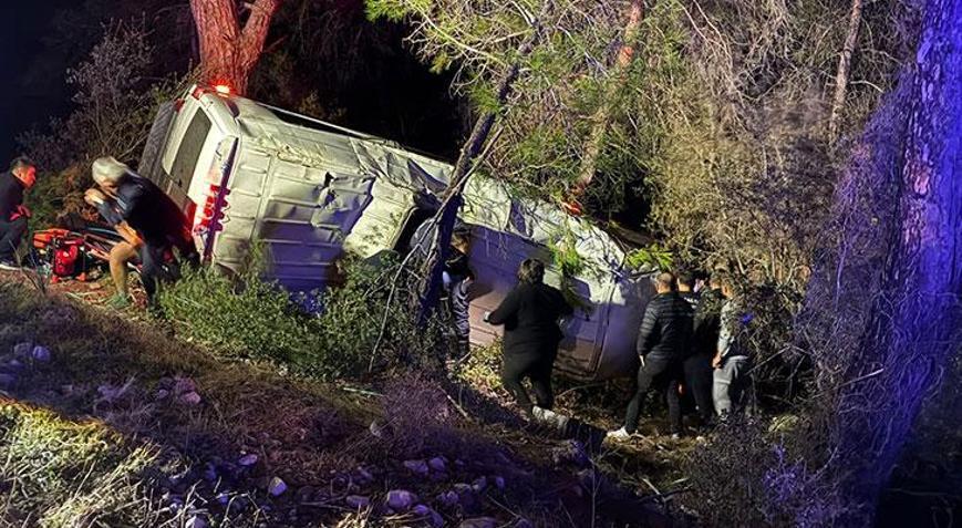 Antalyada dağcıları taşıyan minibüs şarampole devrildi: 15 yaralı