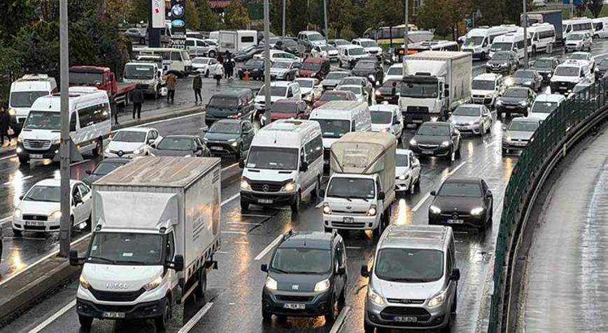 İstanbulda trafik kilit Yağmurun da etkisiyle yoğunluk yüzde 80e çıktı