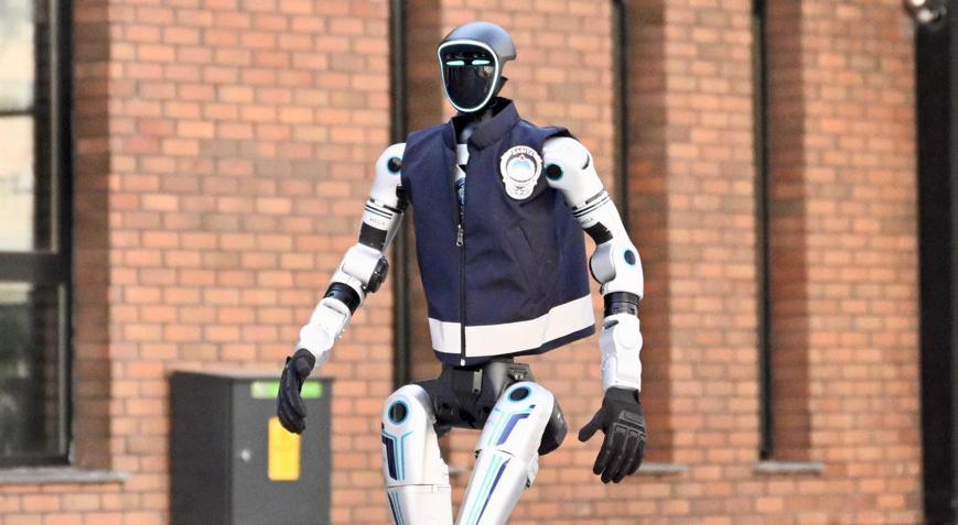 Esnafa hal hatır sorup denetimlere katılıyor İnsansı robot MEGA şaşırtıyor