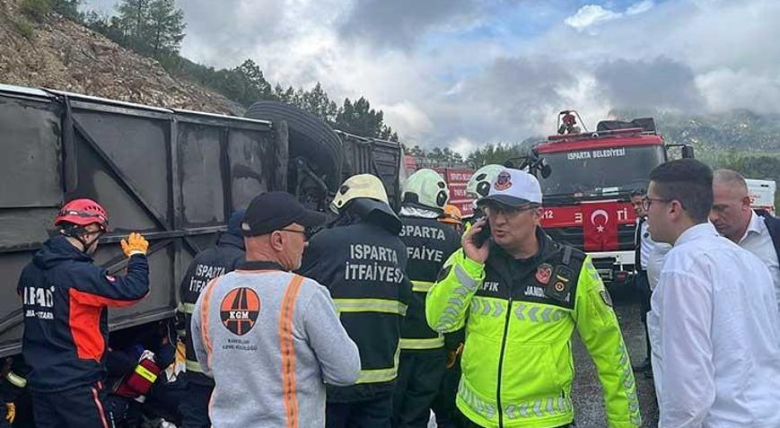 Son dakika... Antalya kara yolunda yolcu otobüsü devrildi Ölü ve yaralılar var