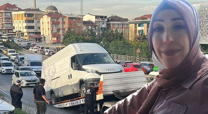Kaldırımda yürüyorlardı, refleksiyle çocuklarını kurtardı Anne devrilen minibüsün altında can verdi