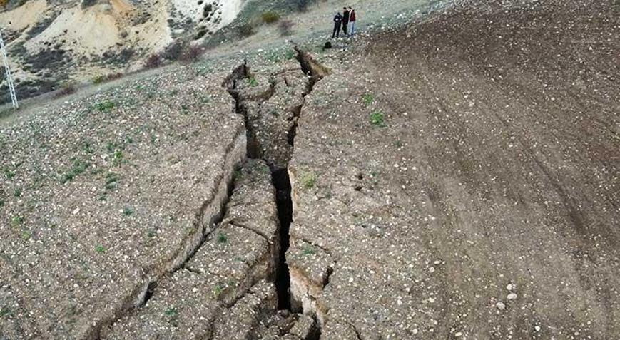 Kentte korkutan hareketlilik: Dev yarıklar oluştu Valiliktan açıklama geldi