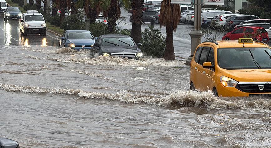 Bodrum’da yollar göle döndü Mahsur kalan araçlar çekicilerle kurtarıldı