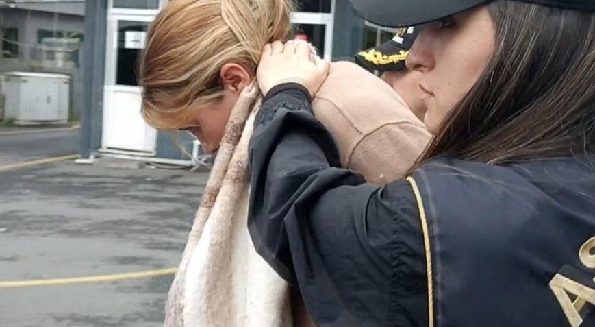 Kendisini öğretmen olarak tanıttı, dubleks evinin çatısında yakalandı