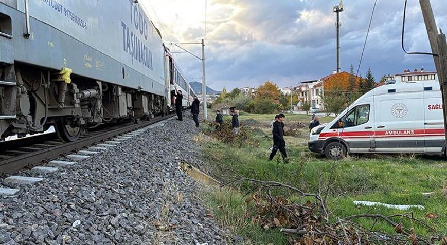 Kütahyada feci kaza: Raylardan geçmeye çalışan yayaya tren çarptı