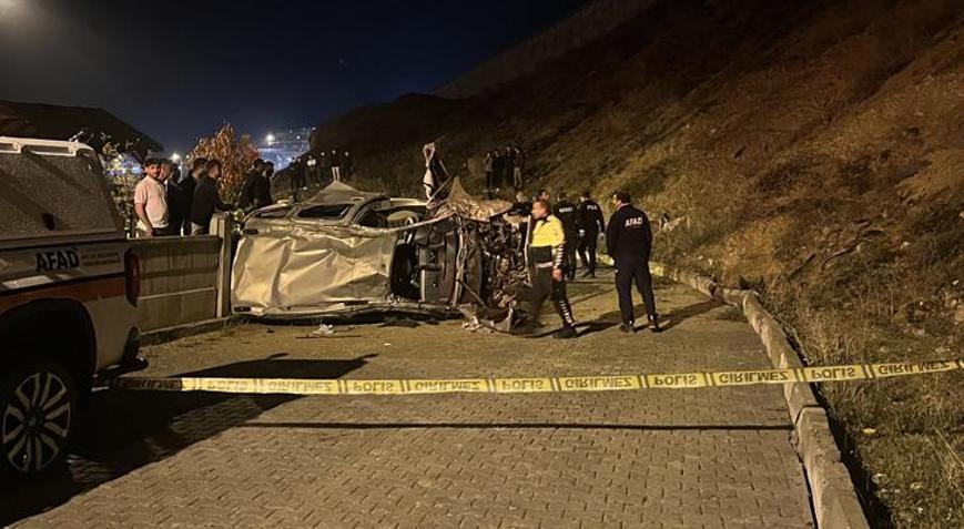 Erzurumda feci kaza Şarampole devrilen araçtaki 2 kişi öldü, 2 kişi ağır yaralandı