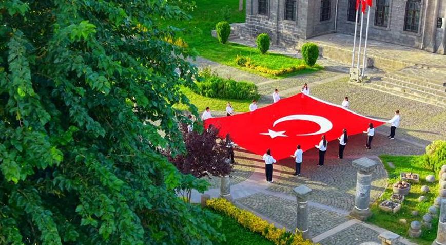 Diyarbakırda tarihi İçkalede 54 metrekarelik Türk bayrağı O anlar havadan görüntülendi