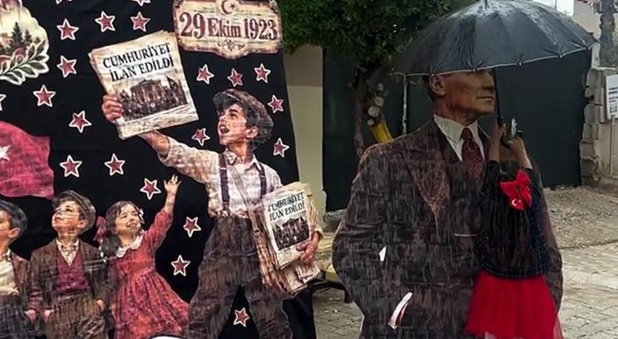 Hatayda 2nci sınıf öğrencisinden duygulandıran hareket Yağmurda Atatürk maketini şemsiyeyle korudu