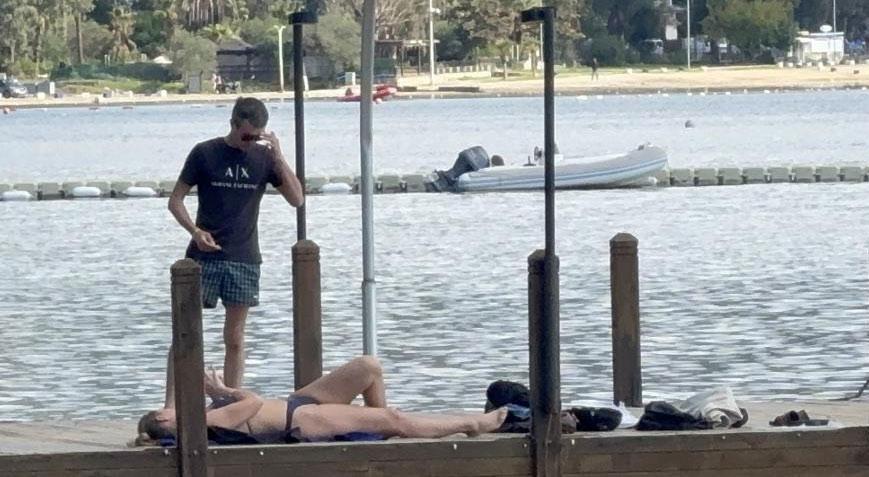 Dün sel vardı, bugün denize girdiler Kentten şaşırtan görüntüler