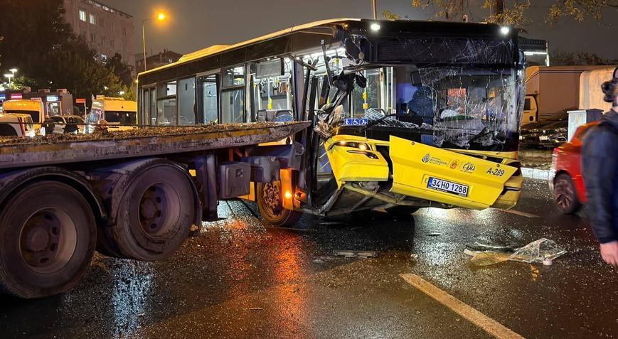 İstanbulda İETTye bağlı özel halk otobüsü kaza yaptı