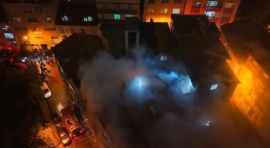 Kağıthane’de korku dolu anlar 5 katlı binanın çatısı alev alev yandı