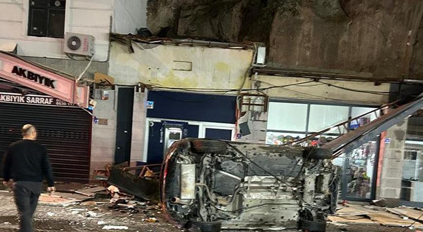 Otomobil 50 metrelik kayalıklardan iş yerlerinin üzerine düştü