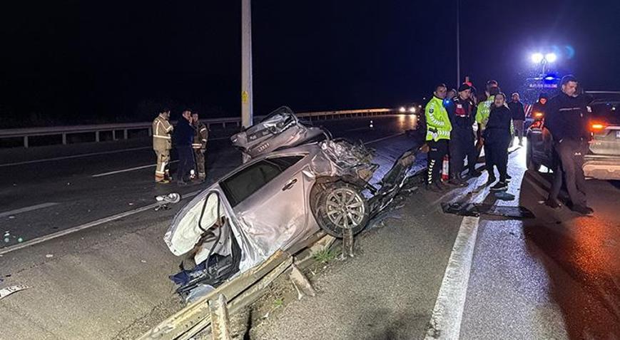 Çanakkale’de otomobil aydınlatma direğine çarptı: 2 ölü