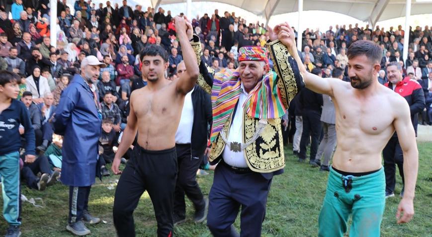 Erzurumda Cumhuriyet ile yaşıt gelenek Uzunderede başpehlivanlık mücadelesi nefes kesti
