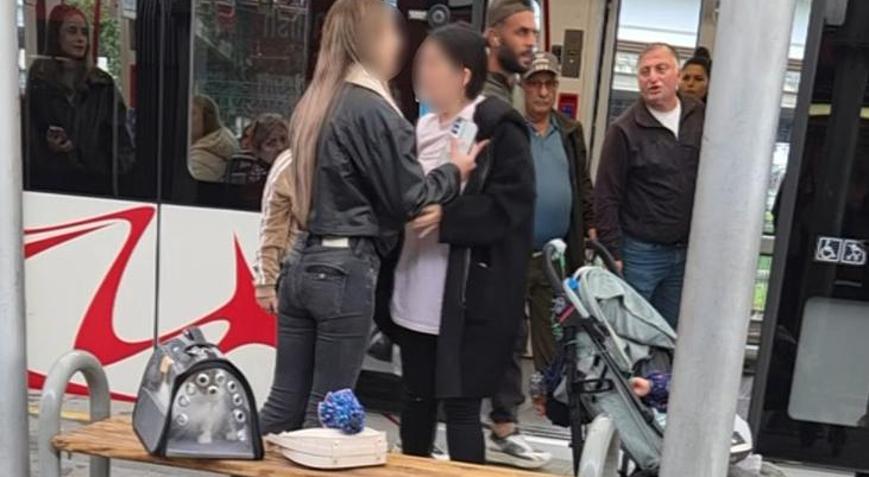 Samsunda tramvay istasyonunda gerginlik Özel çocuğun annesiyle genç kız arasında arbede