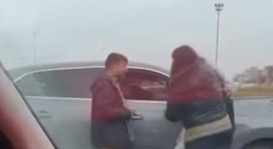 Otoyolda inanılmaz görüntüler Sürücüler birbirine girdi