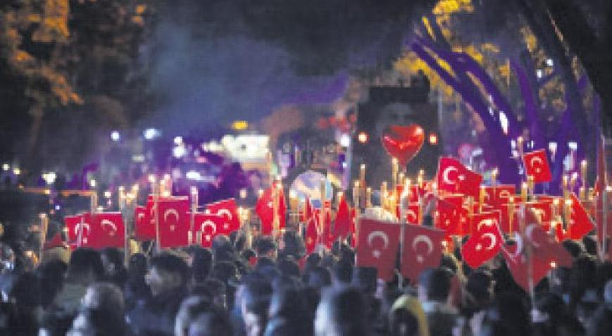 Cumhuriyet coşkusu geceyi aydınlattı