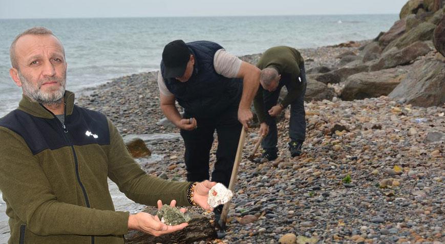 Sahilde buldular servete dönüştürdüler Sıradan bir taş gibi görünüyor iki kuzenin hayatı değişti