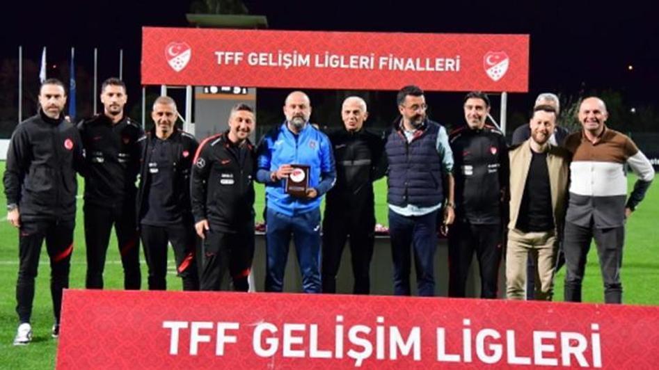 Devleri geçti, Başakşehir U19 Takımını şampiyon yaptı Engin Çalışır başarının sırrını anlattı