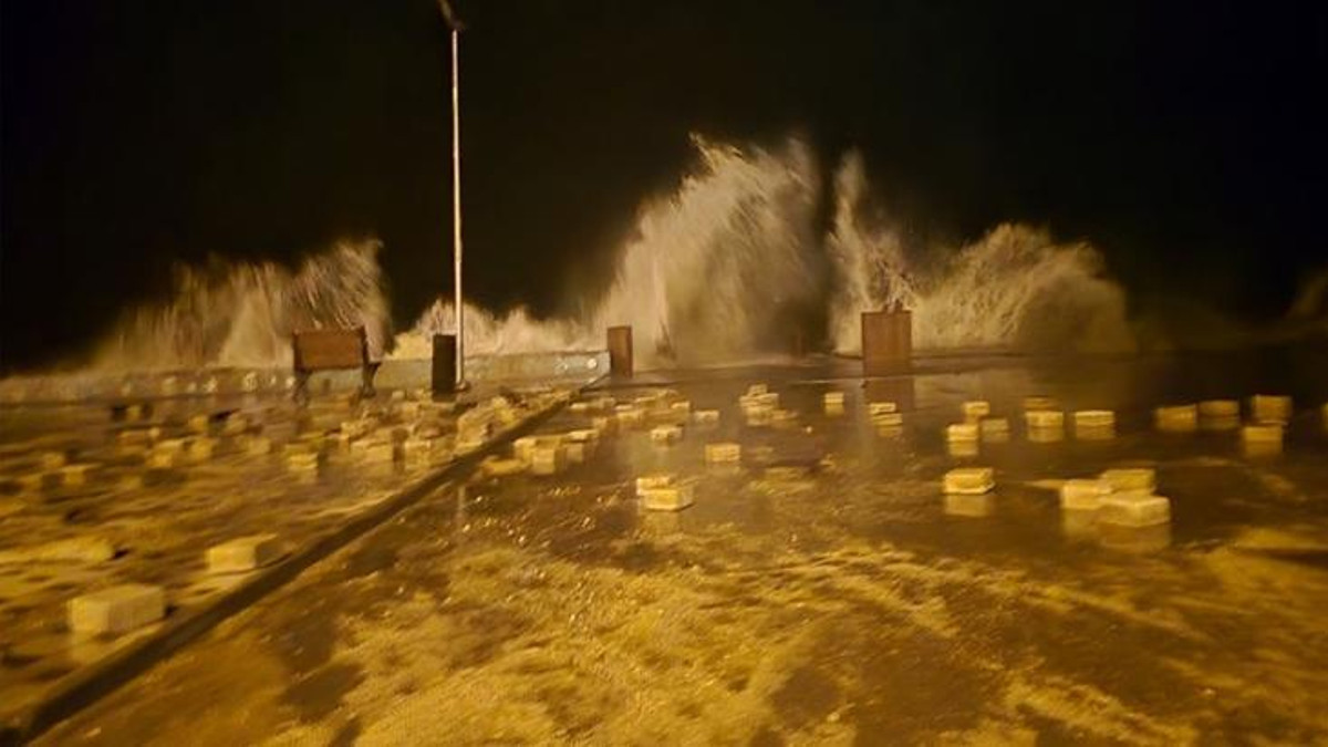 Mudanya'da fırtına ve sağanak kıyı şeridini vurdu, parke taşları yerinden söküldü