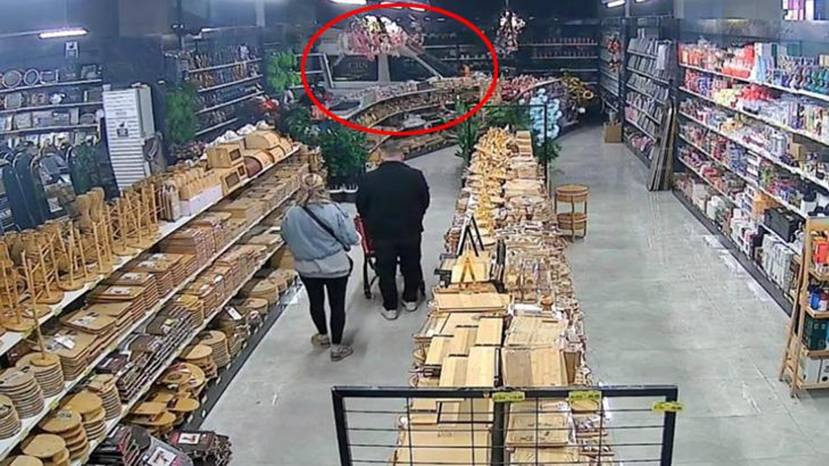 Servis Aracı Züccaciye Mağazasına Daldı: Müşteriler Panik Yaşadı