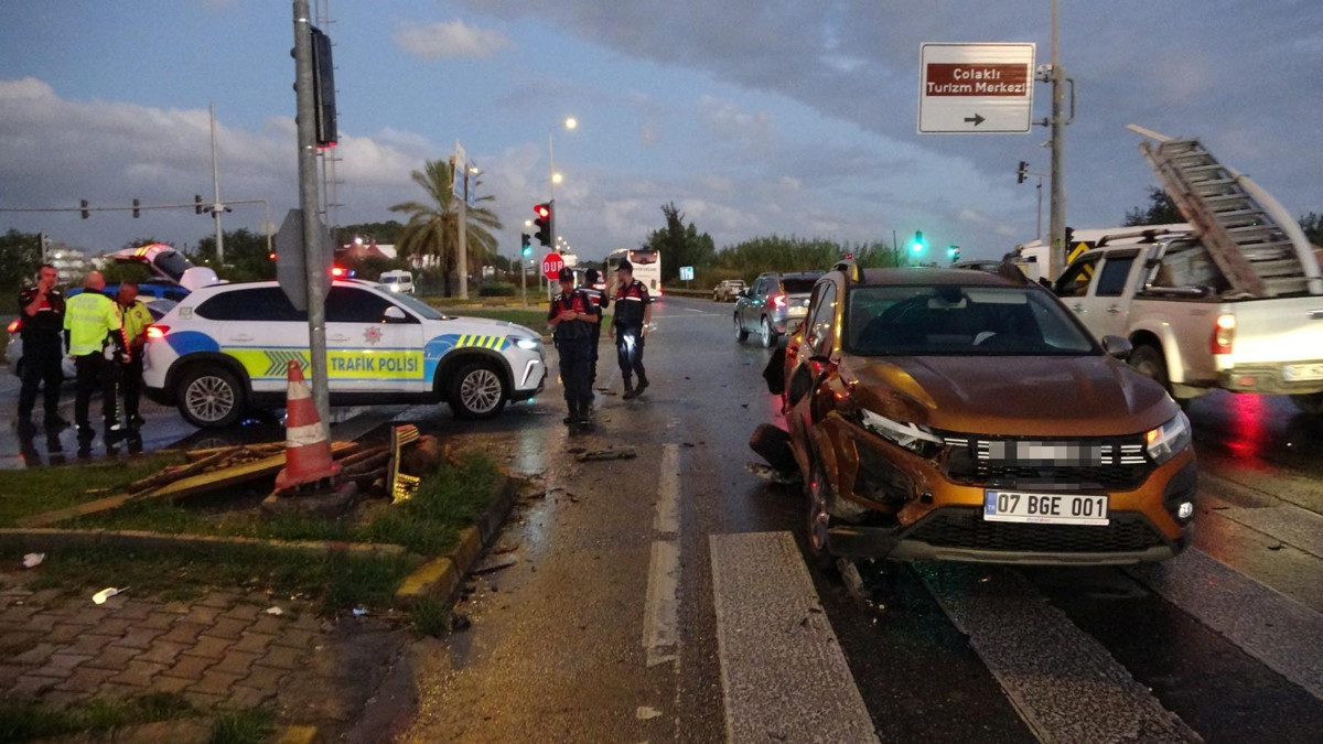 Manavgat'ta kamyon kırmızı ışıkta bekleyen araçlara çarptı