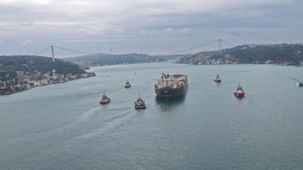 Saldırıya uğrayan Nelsa tankeri Boğaz'dan geçti