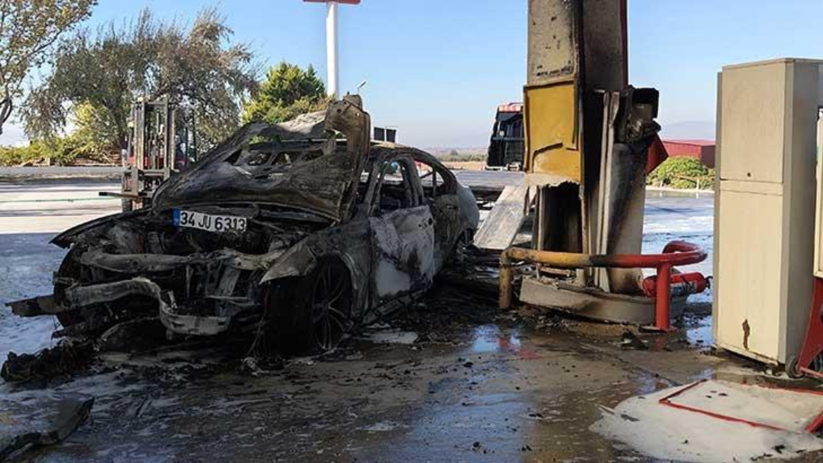 Soma'da akaryakıt istasyonuna giren otomobil yandı