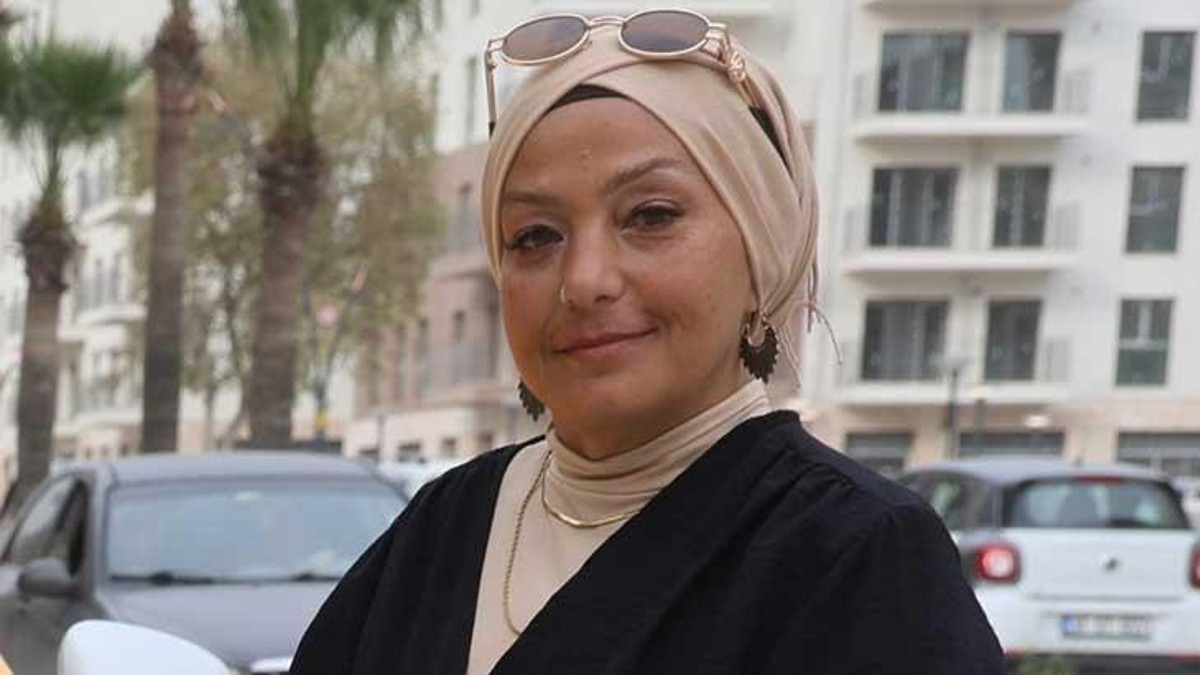 Antakya'da kadın taksici Deniz Helvacıoğlu